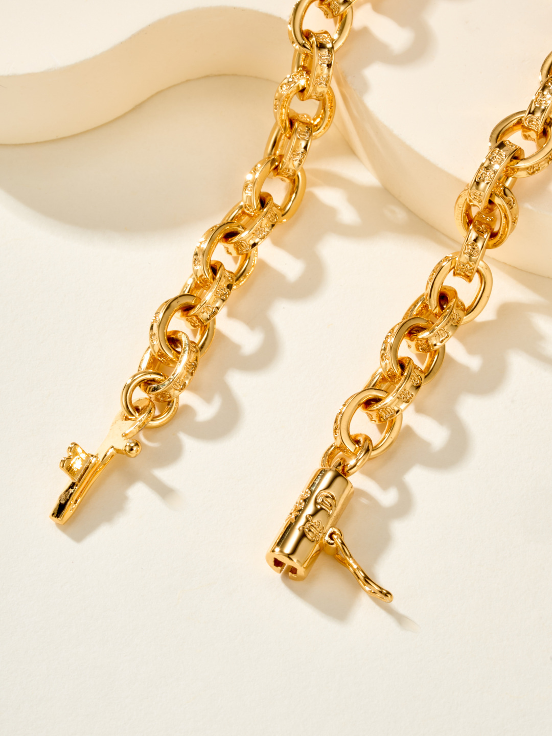 クロムハーツ「Chrome Hearts」のクラシックネックレス - 日常に上品なアクセントを添えるユニセックスモデル