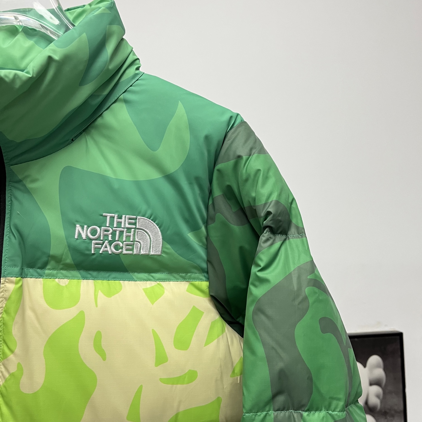 ザ・ノースフェイス XX KAWS 夢のコラボレーション ファッションフーディダウンジャケット 男女兼用