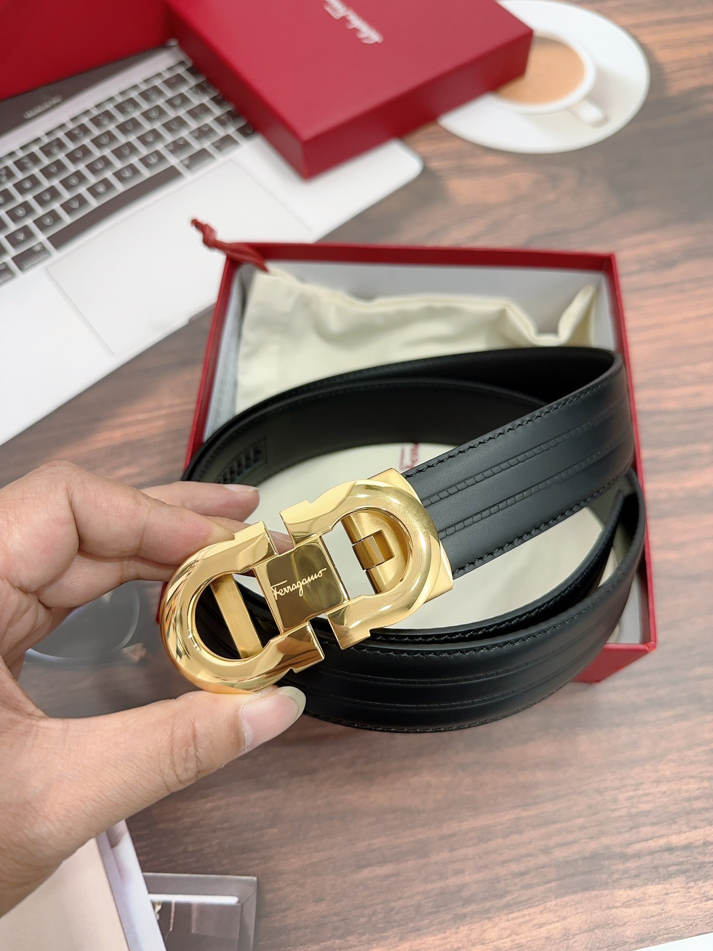 【新規倉庫入り】Salvatore Ferragamo 職人仕上げ高級ベルト「全長約 100cm」