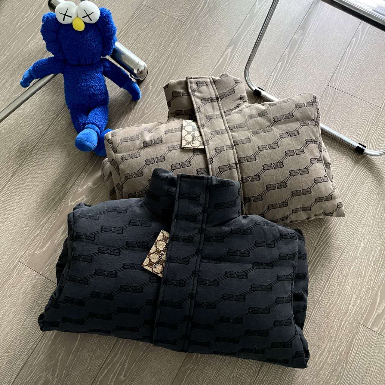 バレンシアガ「Balenciaga」‌ロックバックル刺繍デザイン 男女兼用ダウンジャケット