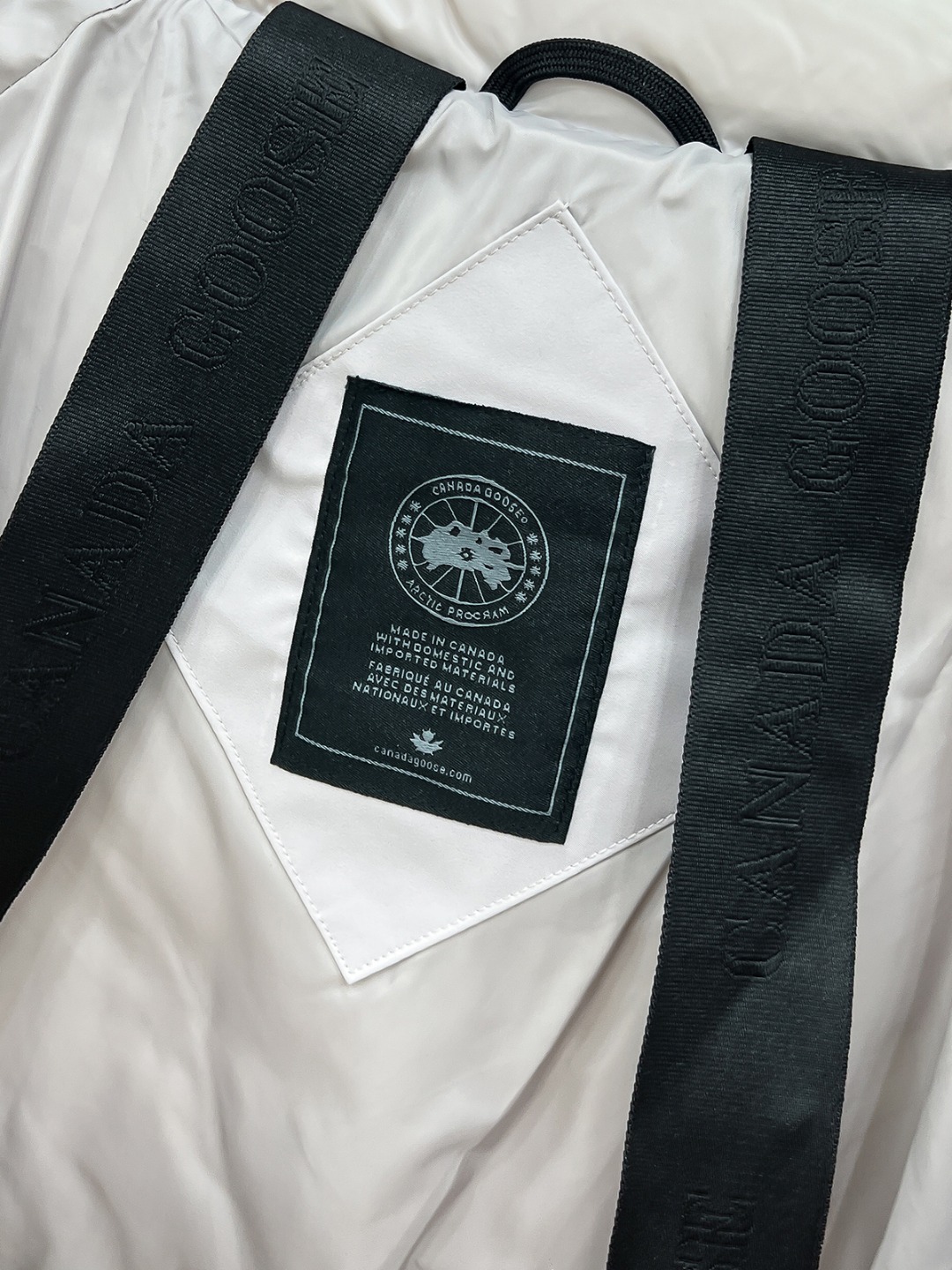 カナダグース 新作メンズおしゃれダウンジャケット、ハイテク防水加工でかさばらず、超クールなデザイン