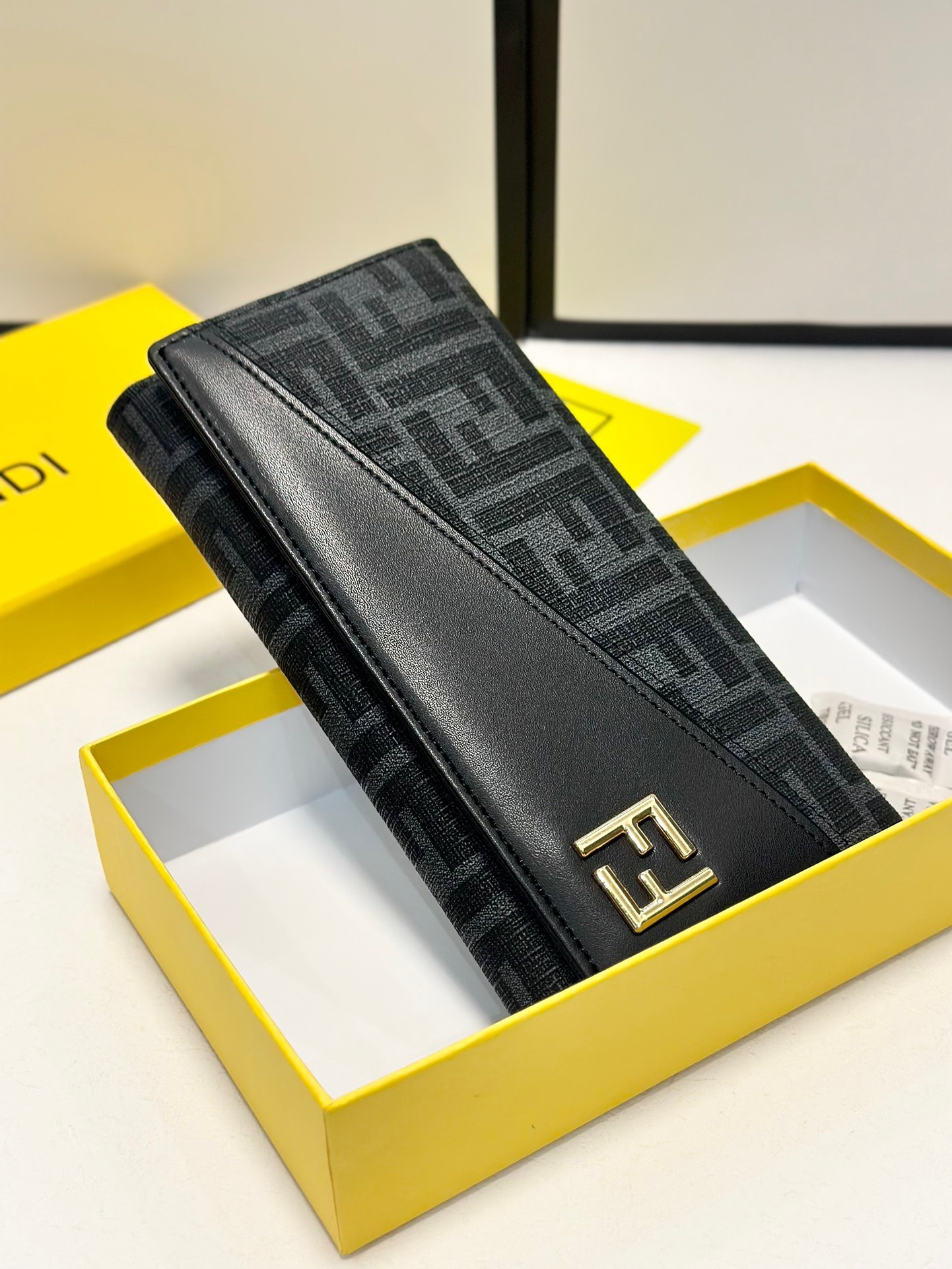 フェンディ「Fendi」高級エンボス牛革の大きな イタリア製財布