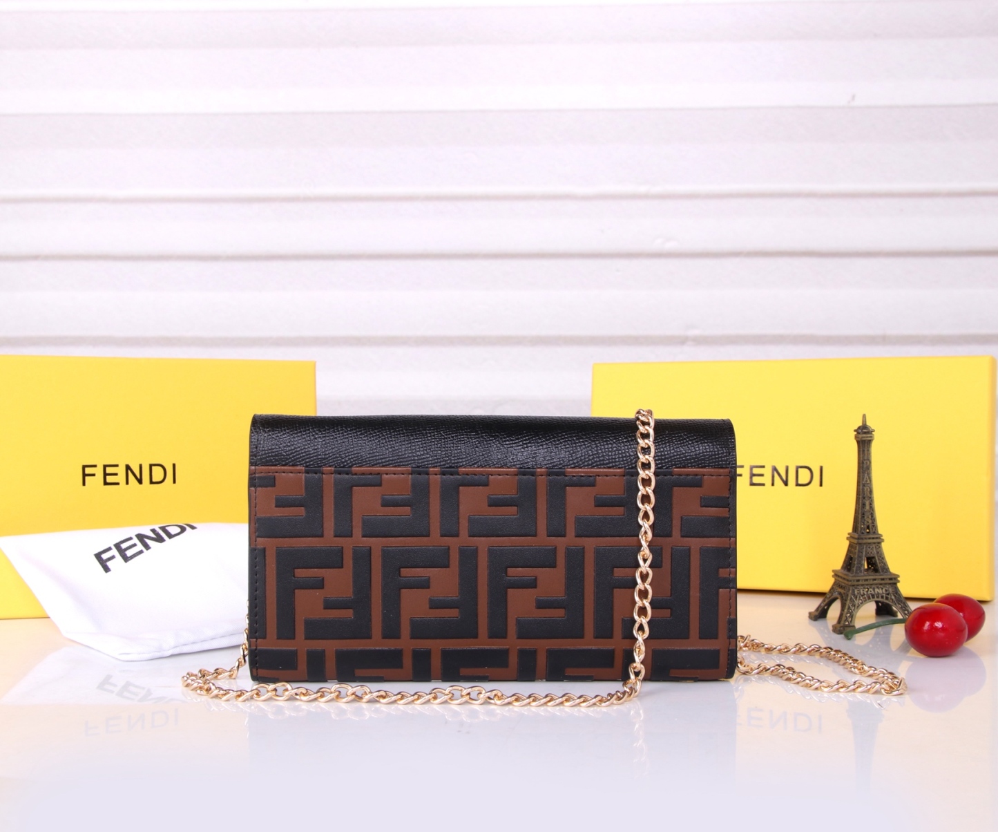 フェンディ「Fendi」高級エンボス牛革の大きな イタリア製財布