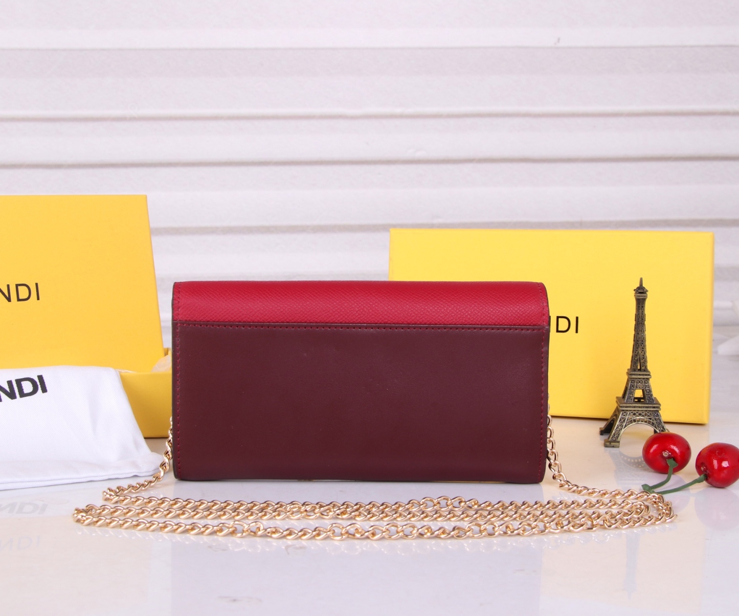 フェンディ「Fendi」高級エンボス牛革の大きな イタリア製財布