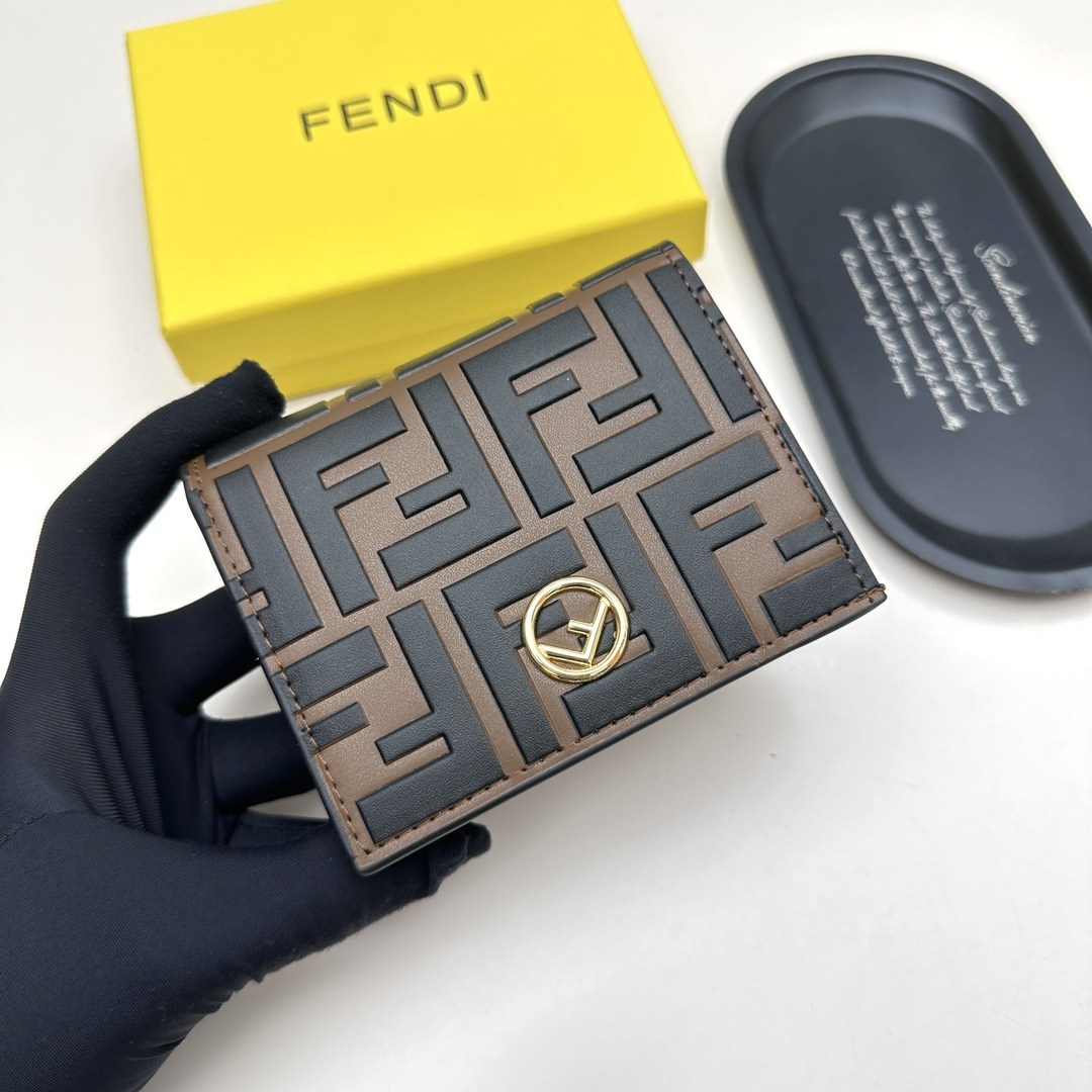 フェンディ「Fendi」高級エンボス牛革の大きな イタリア製財布
