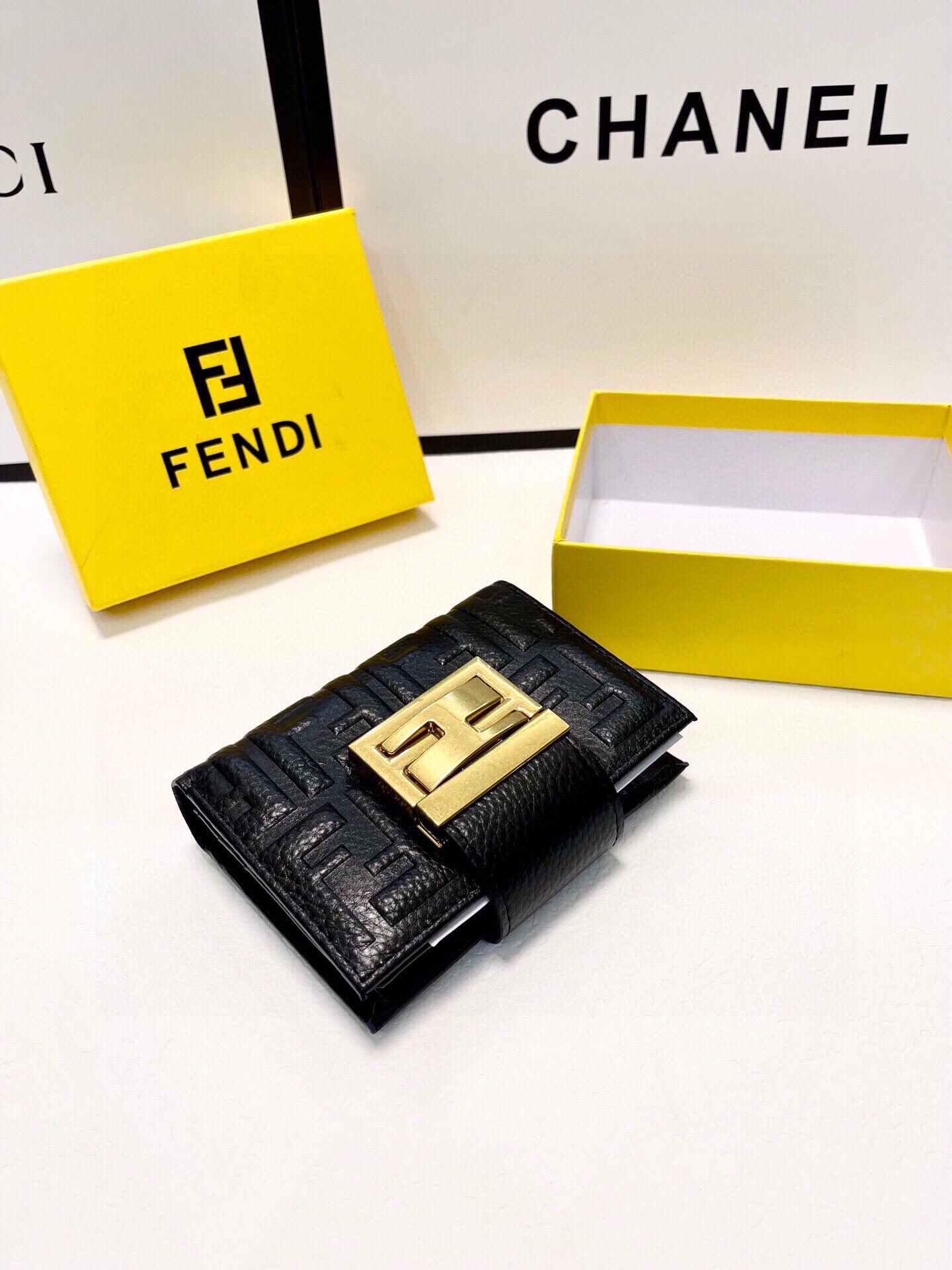 フェンディ「Fendi」高級エンボス牛革の大きな イタリア製財布