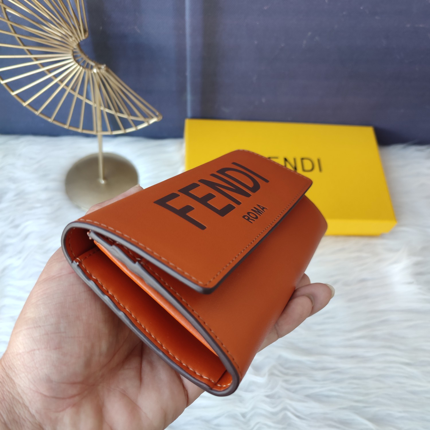 フェンディ「Fendi」高級エンボス牛革の大きな イタリア製財布