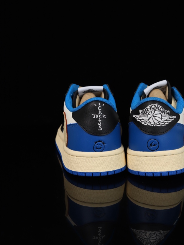 【日本未発売モデル】Nike Air Jordan 1 Low x Travis Scott「Reverse Mocha」シューズ