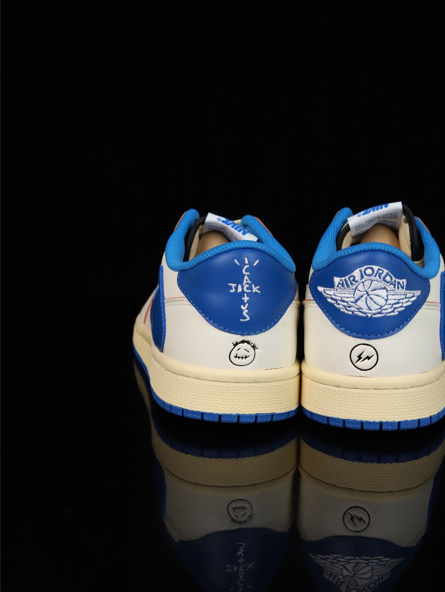 【日本未発売モデル】Nike Air Jordan 1 Low x Travis Scott スニーカー