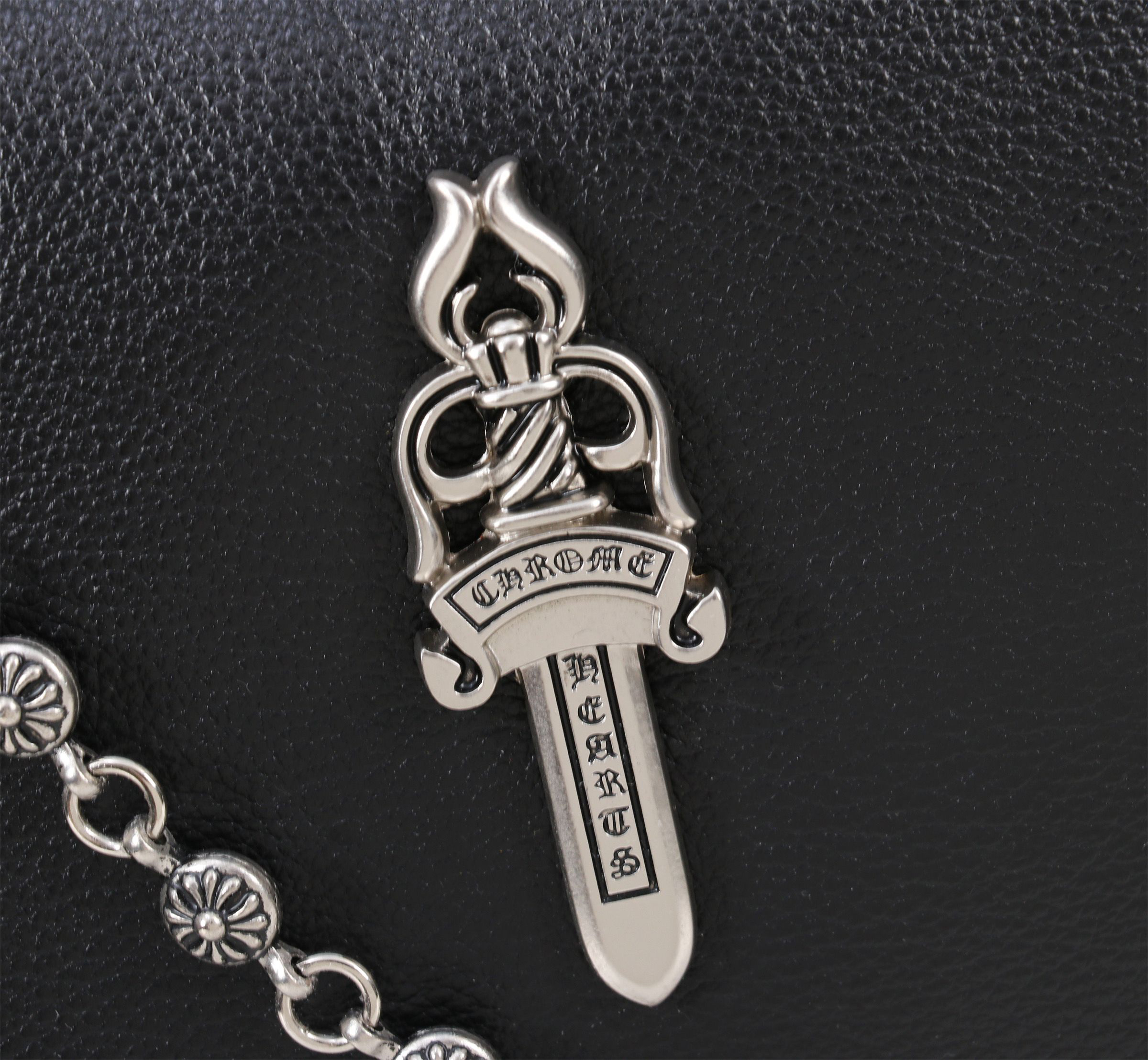 クロムハーツ「Chrome Hearts」十字架のショルダーバッグ