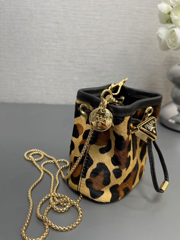プラダ「Prada」レオパードプリント ボトルバッグ  ミニバッグ