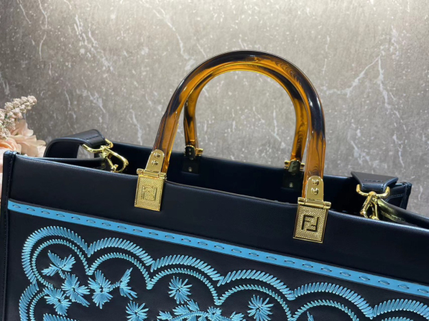 フェンディ「Fendi」Sunshine レザー ミディアム トートバッグ