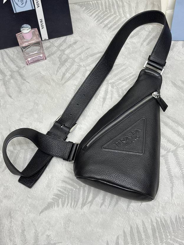 プラダ「Prada」 ディアスキン チェストバッグ