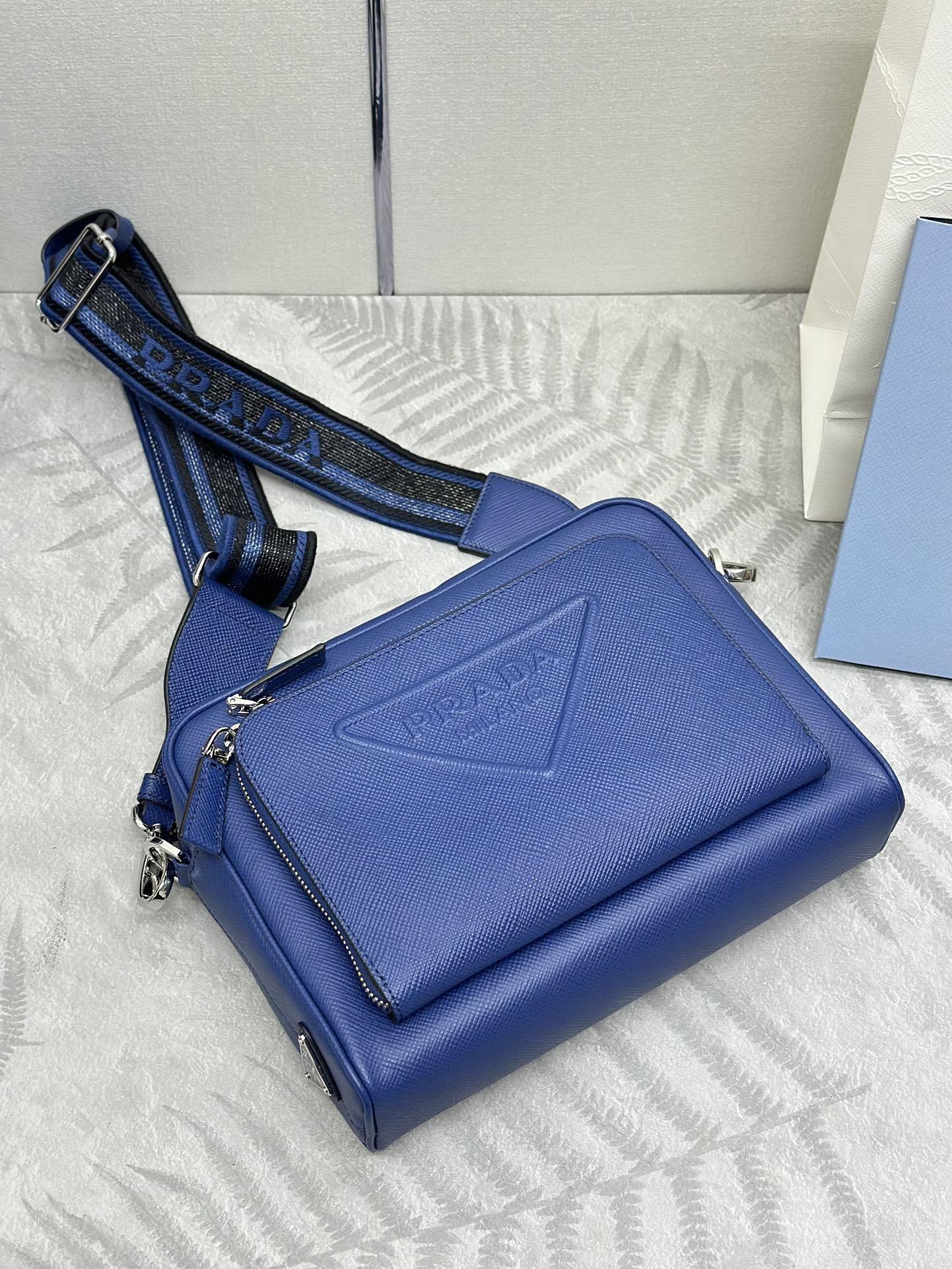 プラダ「Prada」エンブロイダードストラップ メンズショルダーバッグ