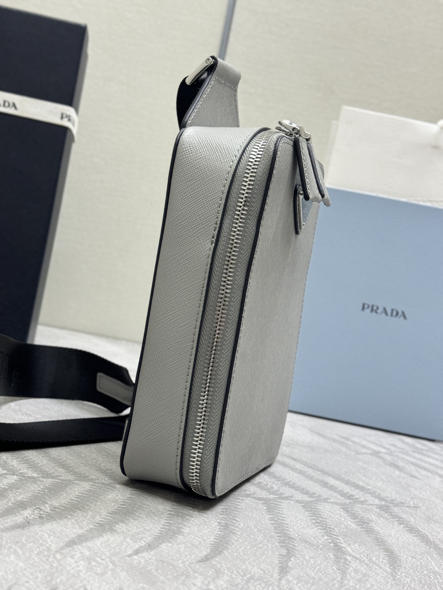 プラダ「Prada」クロスグレインレザー チェストバッグ