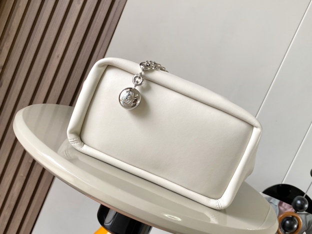 ロエベ「Loewe」小サイズ ナパレザー Squeeze ハンドバッグ