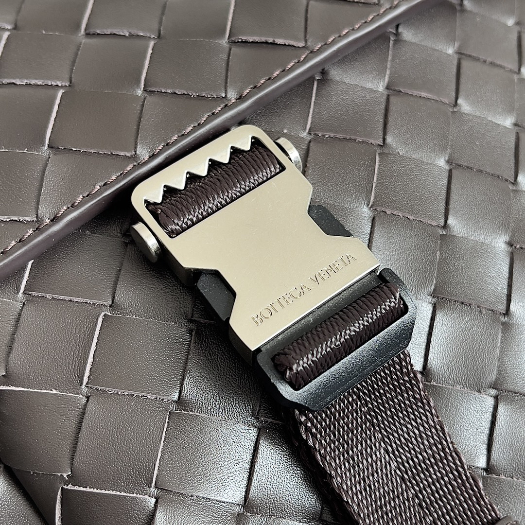 ボッテガ・ヴェネタ「Bottega Veneta」スムースレザー ユニセックスショルダーバッグ