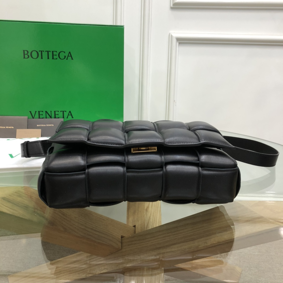 ボッテガ・ヴェネタ「Bottega Veneta」カセット クッションバッグ