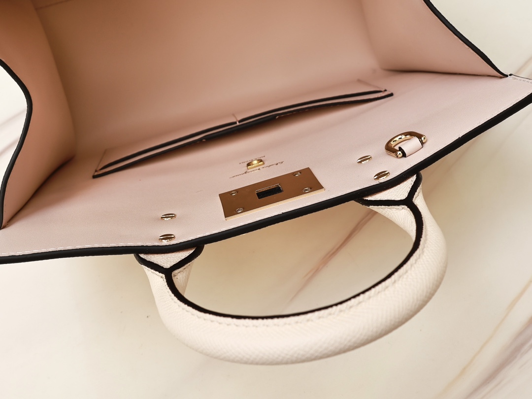 フェラガモ「Ferragamo」スタジオレザートートバッグ