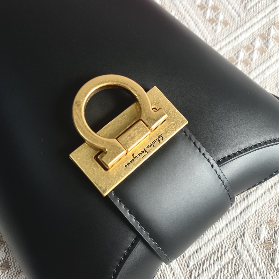 フェラガモ「Ferragamo」トリフォリオ ガンチーニショルダーバッグ