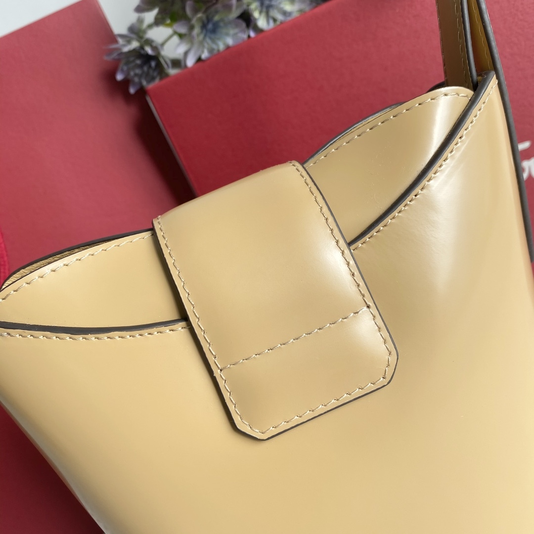 フェラガモ「Ferragamo」トリフォリオ ハイブリッドショルダーバッグ