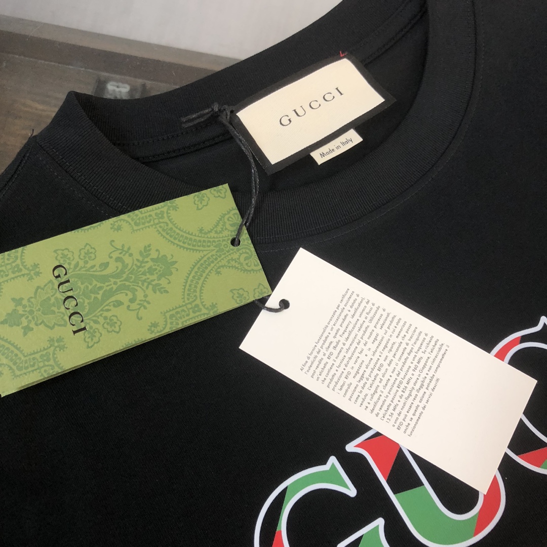 グッチ「Gucci」2025サマーコレクション ロゴプリント クルーネックTシャツ