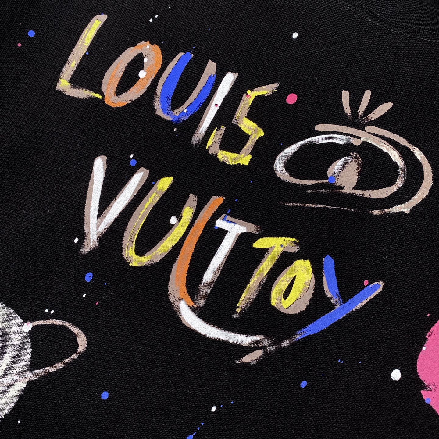 ルイ・ヴィトン「Louis Vuitton」 2025 コスモグラフィティ スプレーアート プリント クルーネックTシャツ（メンズ）