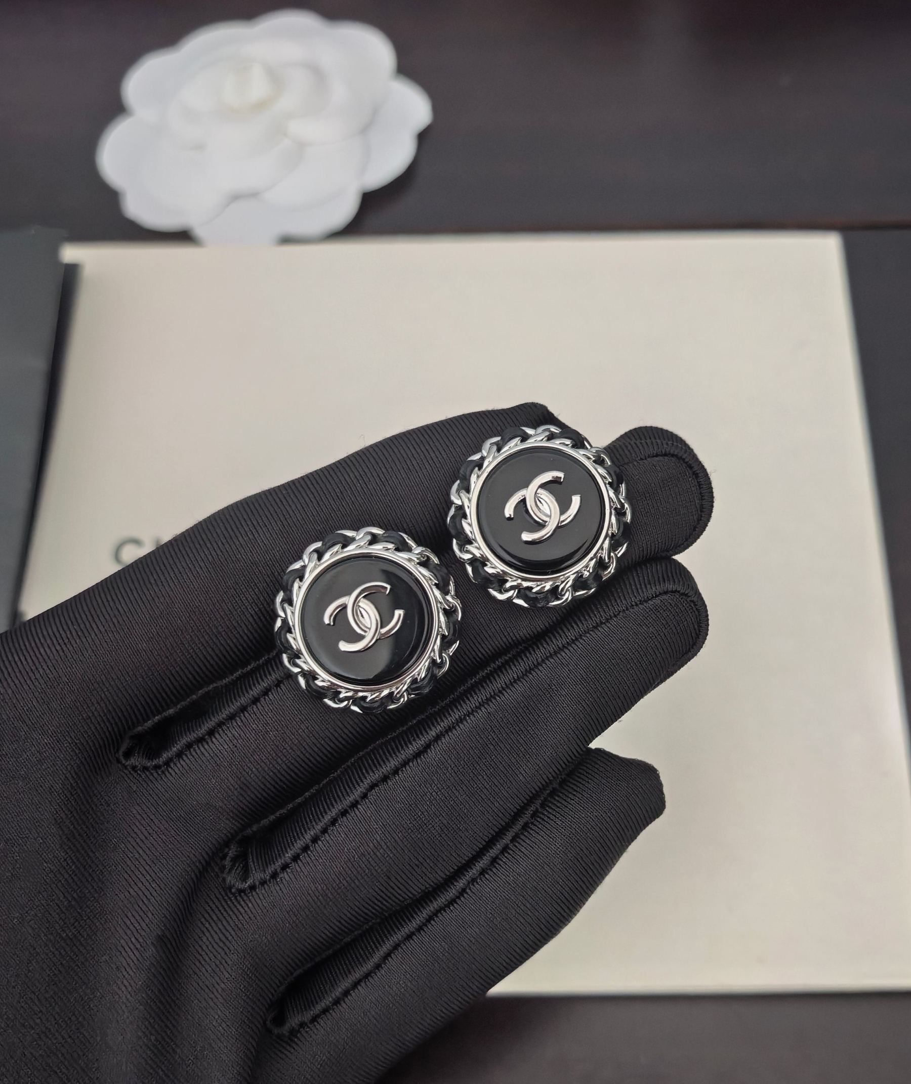 シャネル「Chanel」 ラウンド ブラック イヤリング 最新コレクション