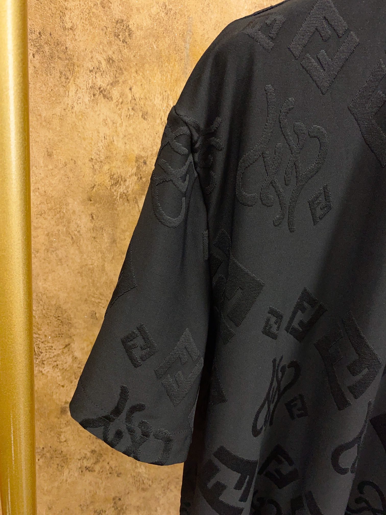 フェンディ「Fendi」エンボス刺繍ロゴ ショートスリーブTシャツ