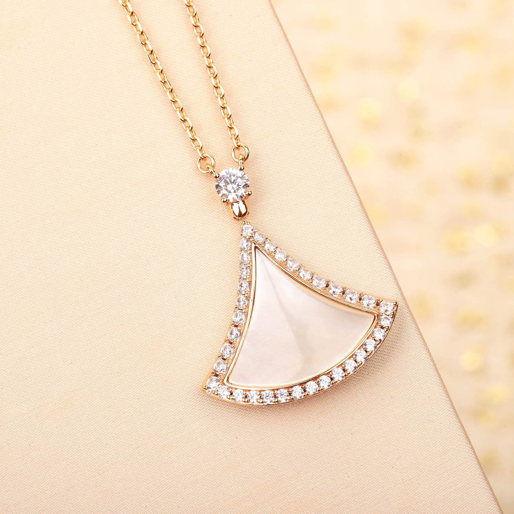 ブルガリ「Bvlgari」DIVAS’ DREAM パールマザーオブシェル 扇形ペンダントネックレス41-43cm