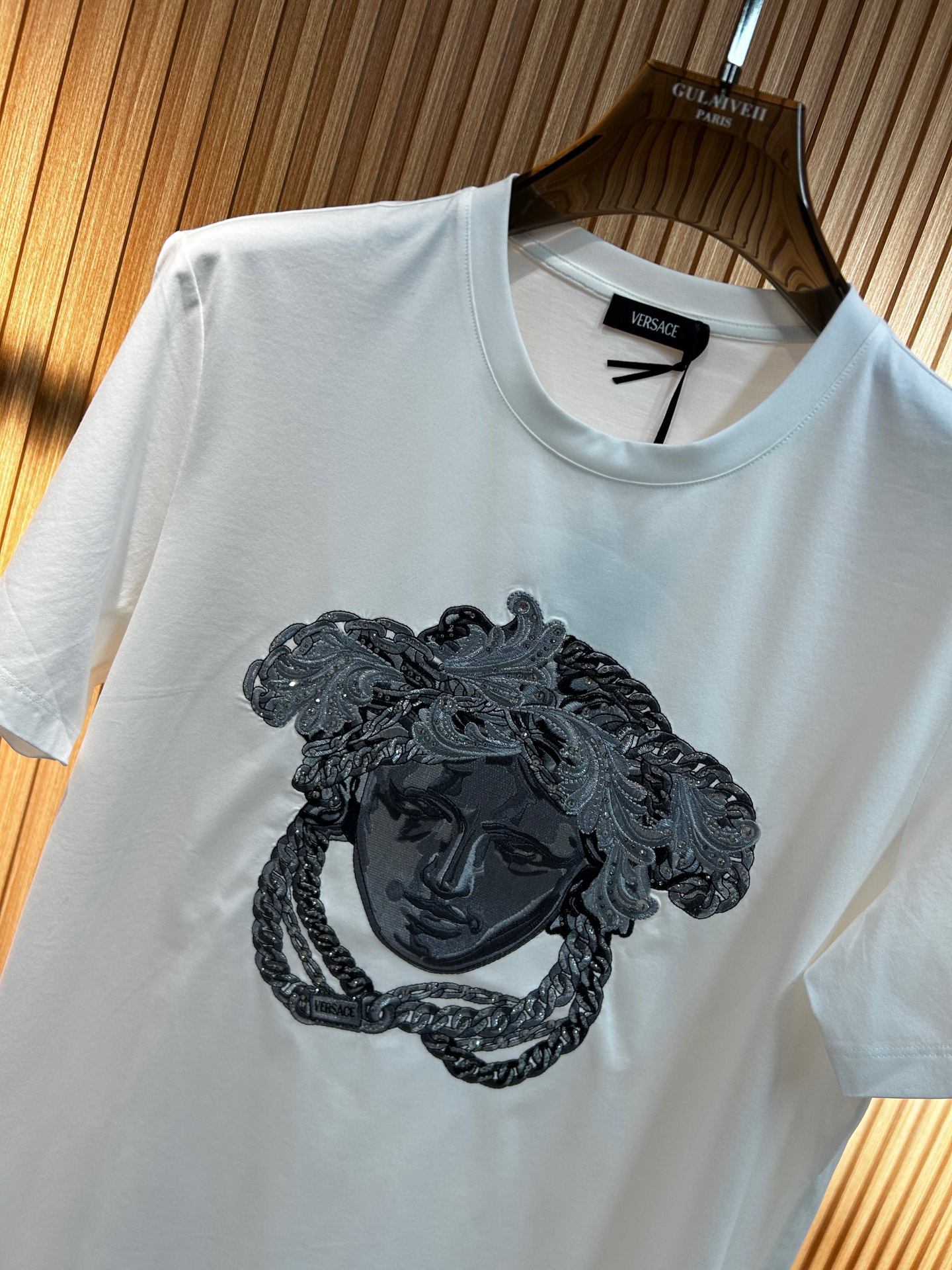 ヴェルサーチ「Versace」2025SS メドゥーサ スワロフスキー刺繍Tシャツ