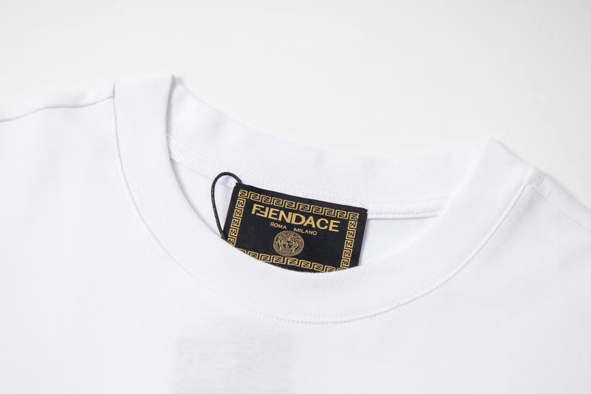 ヴェルサーチ「Versace」2024SS プレミアム プリントTシャツ