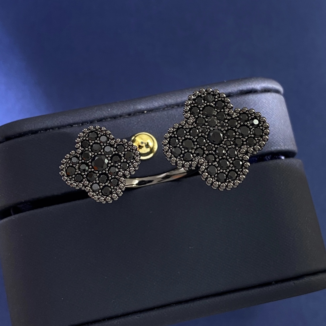 ヴァン クリーフ＆アーペル「Van Cleef & Arpels」ブラックダイヤモンド ダブルフラワー オープンリング