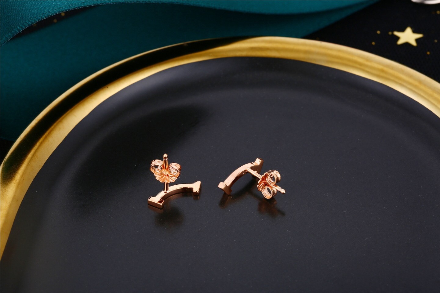 ティファニー「Tiffany & Co.」T Smile シリーズ ダイヤモンドイヤリング