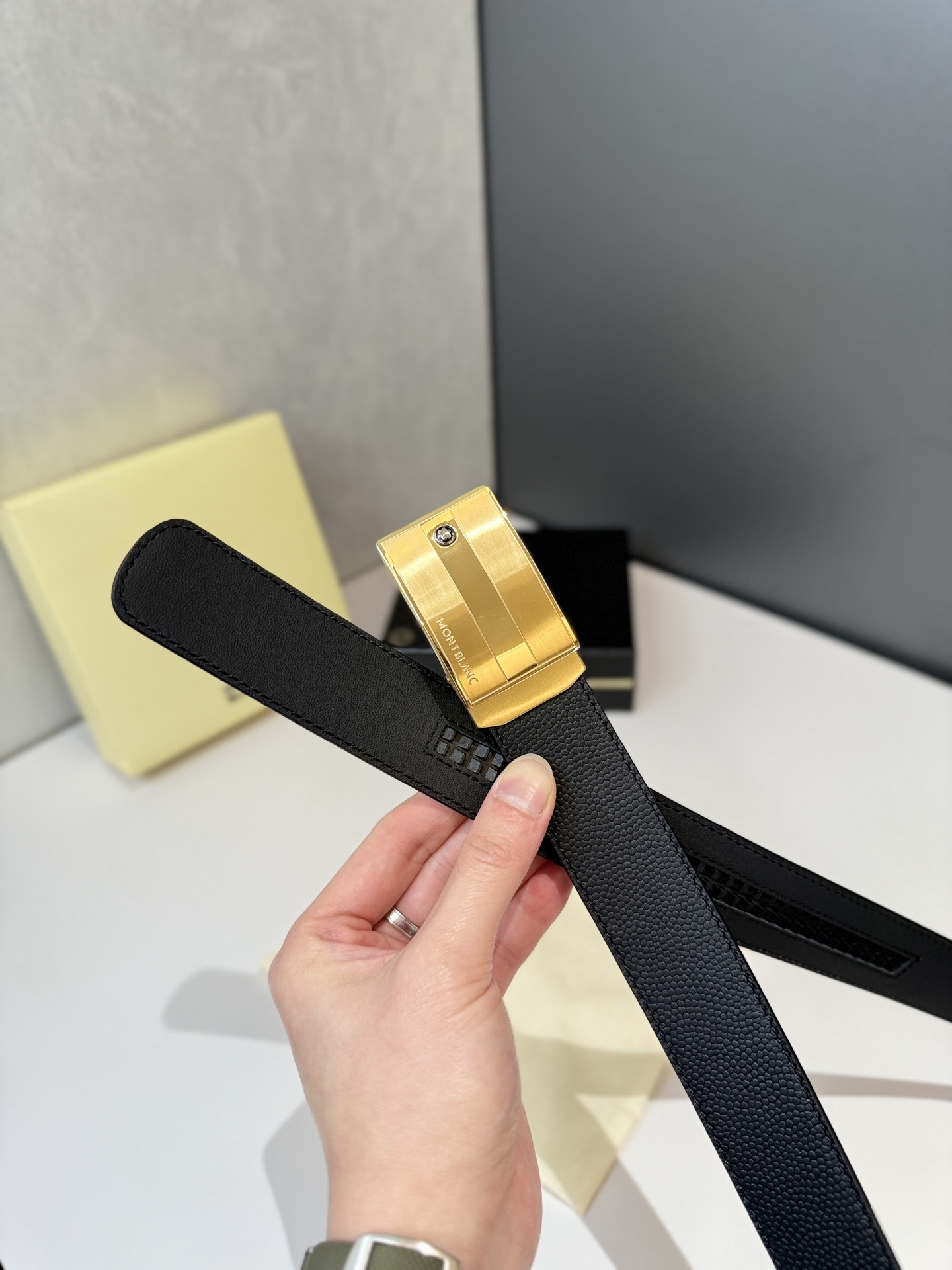 ヴァン クリーフ＆アーペル「Van Cleef & Arpels」クラシックコレクション オートマチックスムースバックル レザーベルト100cm