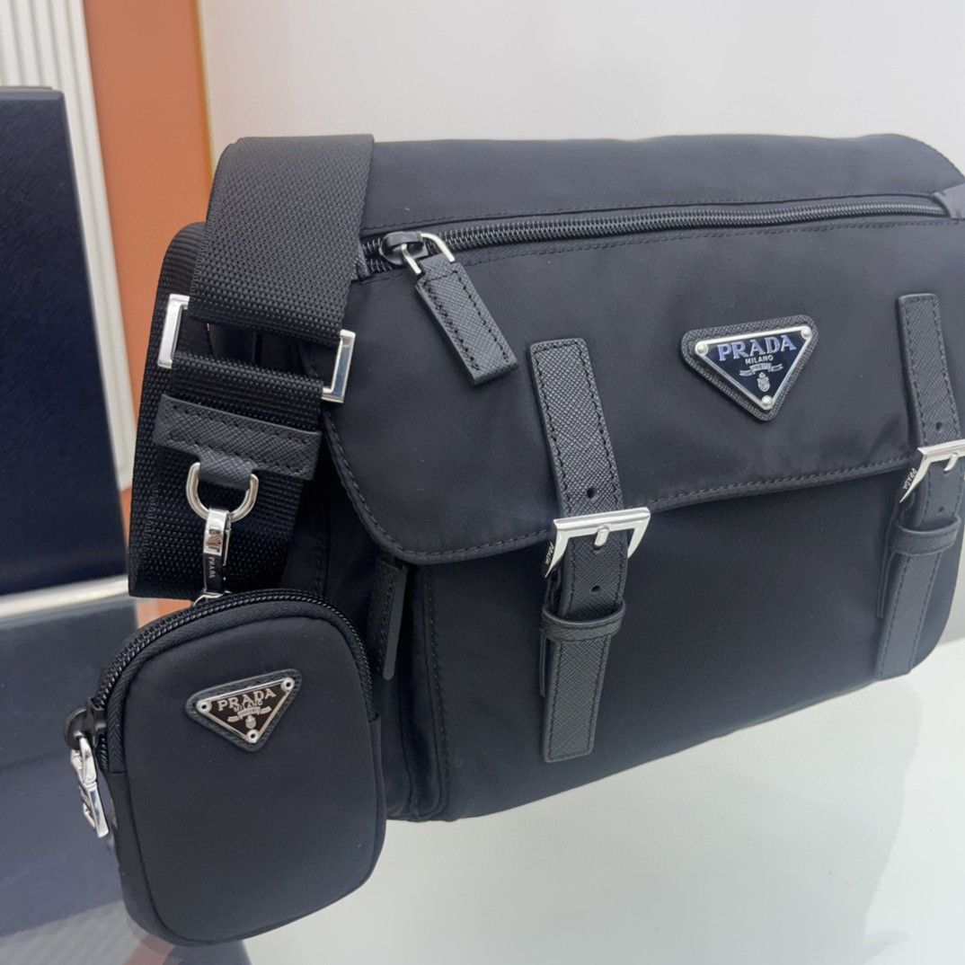 プラダ「Prada」サフィアーノ レザー メッセンジャーバッグ