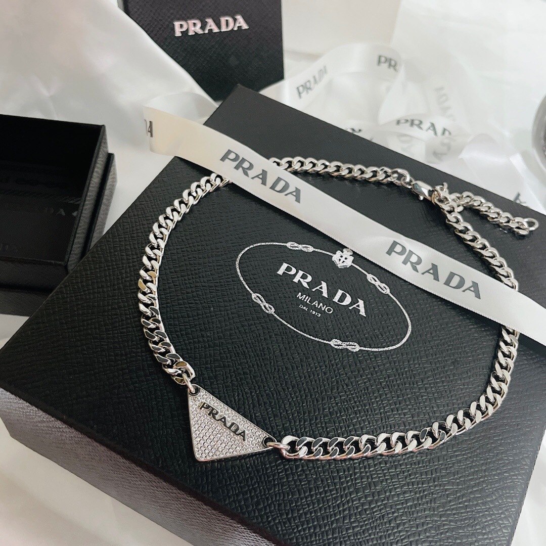 プラダ「Prada」Eternal Gold フルダイヤモンドトライアングルネックレス