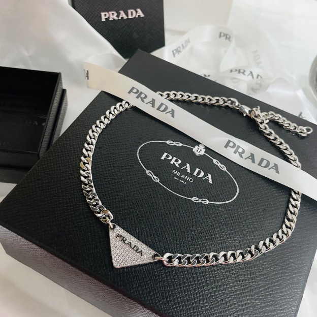 プラダ「Prada」Eternal Gold フルダイヤモンドトライアングルネックレス