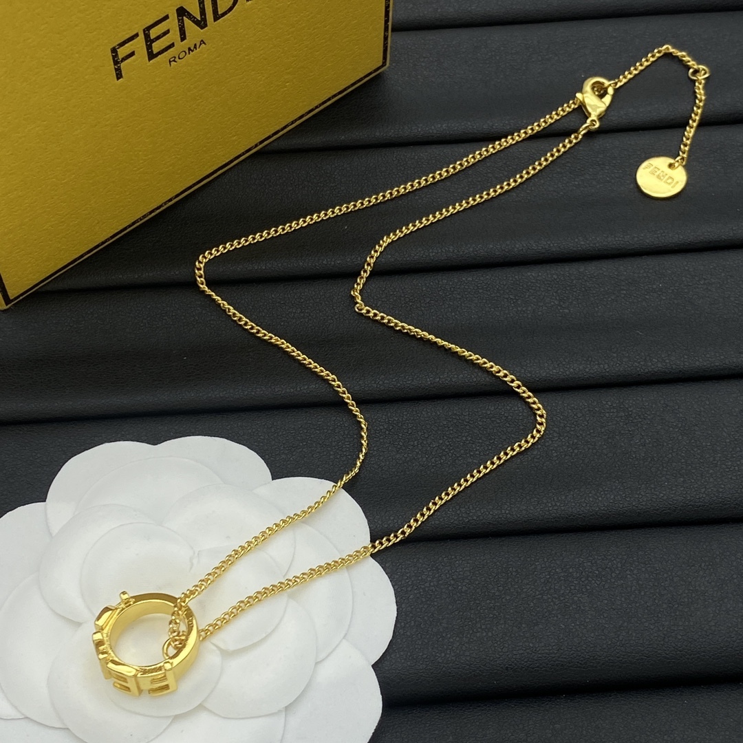 プラダ「Prada」Symbole シルバーネックレス