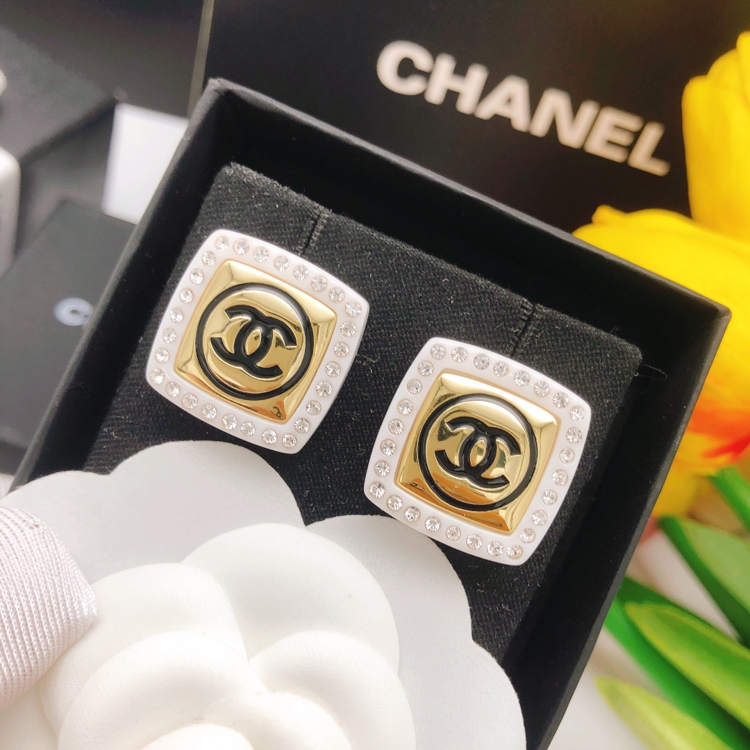 シャネル「Chanel」クラシック ダブルC ホワイト スクエア ピアス