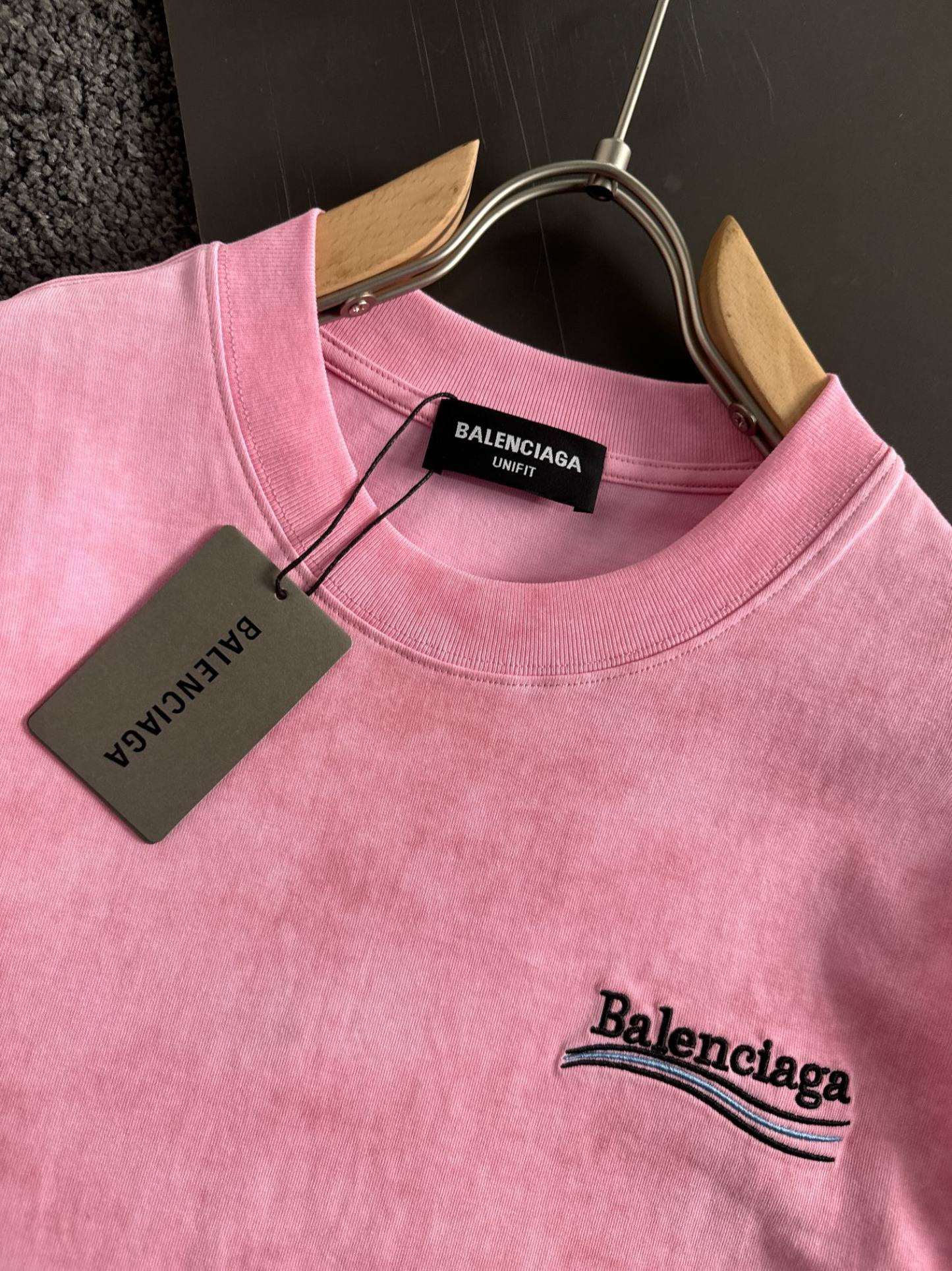 バレンシアガ「Balenciaga」ウェーブ コーラ レター エンブロイダリー Tシャツ