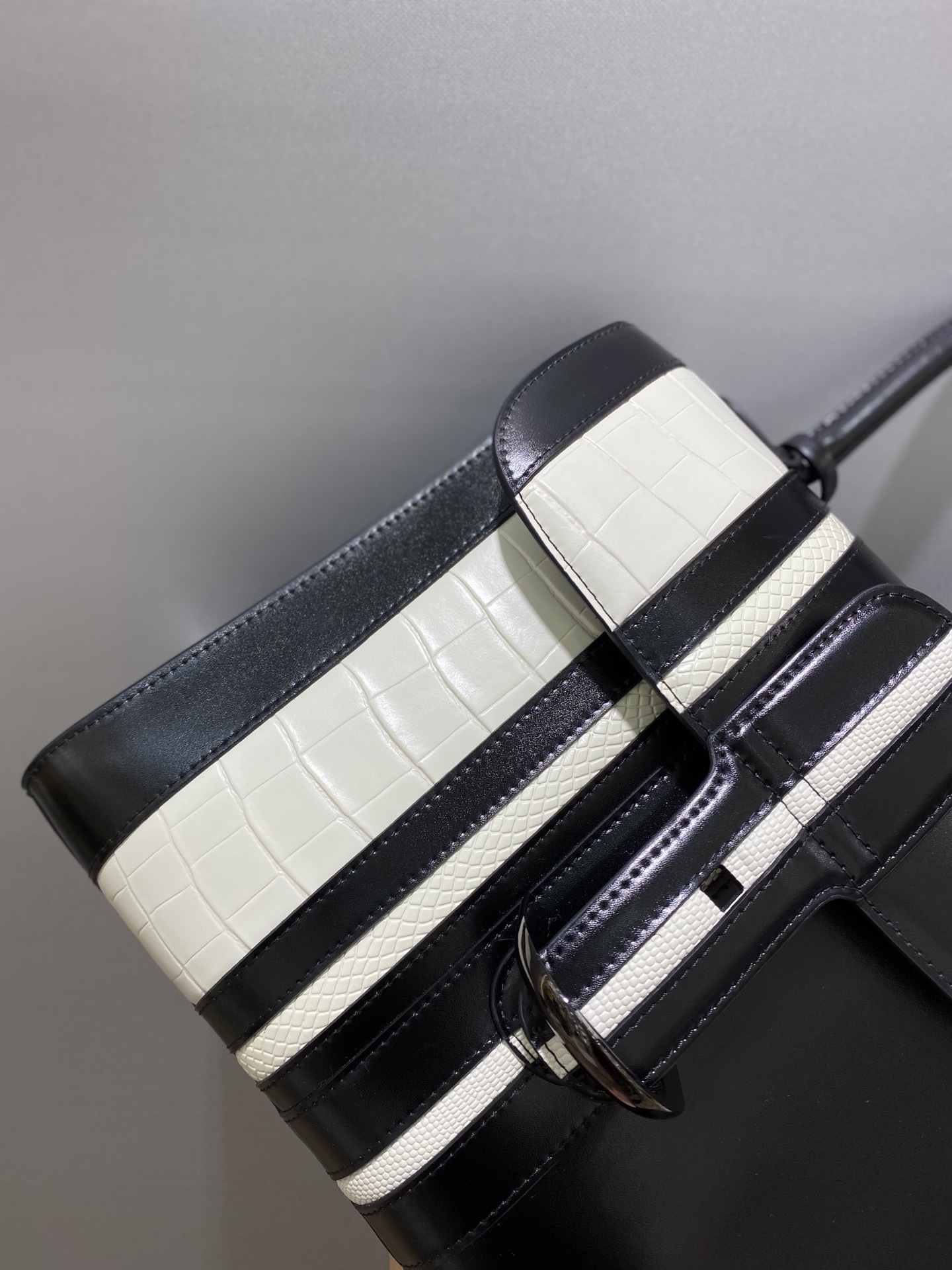 デルヴォー「Delvaux」 BL シリーズ ボックスレザー＆ホワイトリザード ハンドバッグ