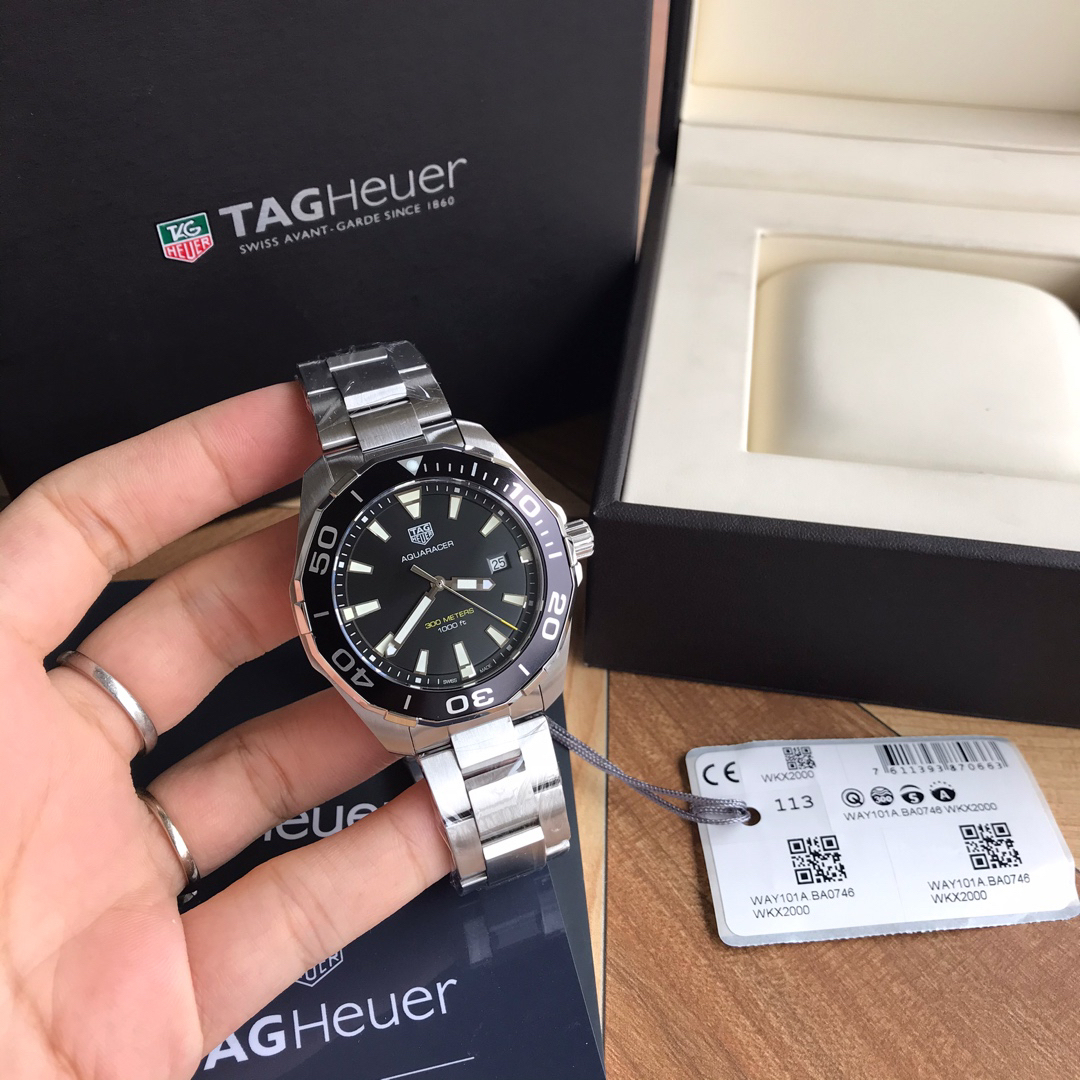 タグ・ホイヤー「TAG Heuer」アクアレーサー クォーツ メンズウォッチ 43mm