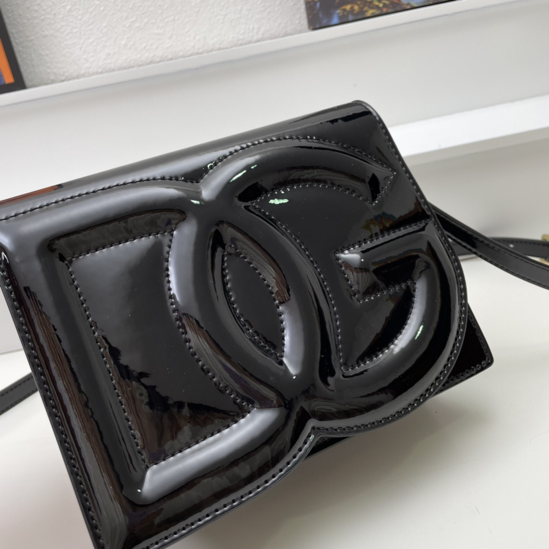 ドルチェ・アンド・ガッバーナ「D&G」ラミネートレザー ショルダーバッグ