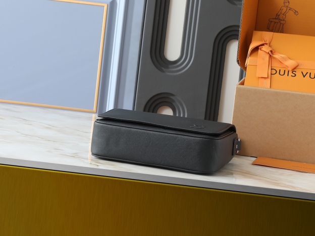 ルイ・ヴィトン「Louis Vuitton」ディストリクト スモールメッセンジャーバッグ