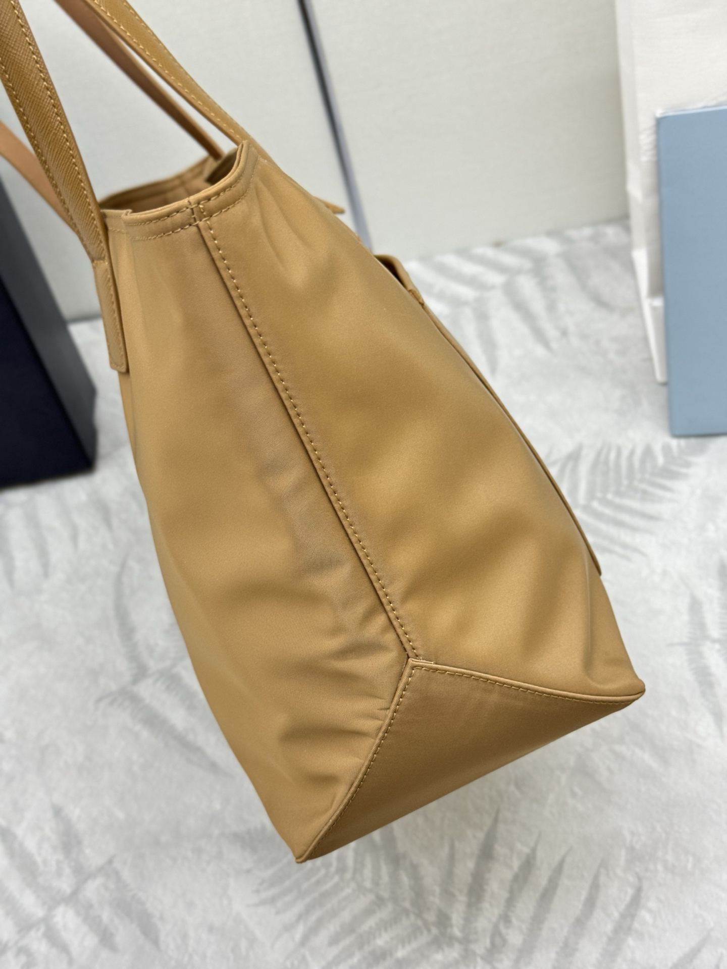 プラダ「Prada」リジェネレーテッドナイロントートバッグ
