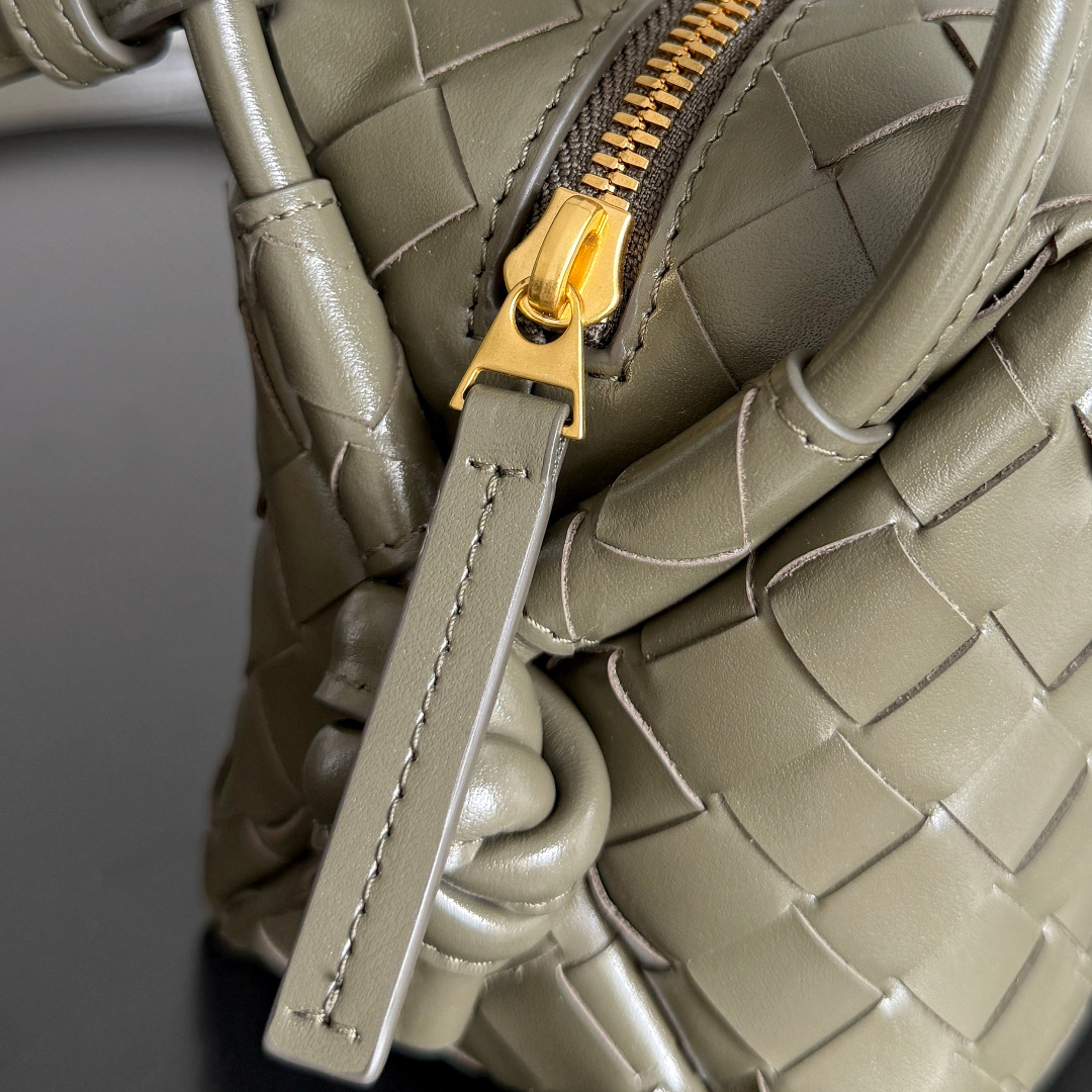 ボッテガ・ヴェネタ「Bottega Veneta」Loop ミニバッグ