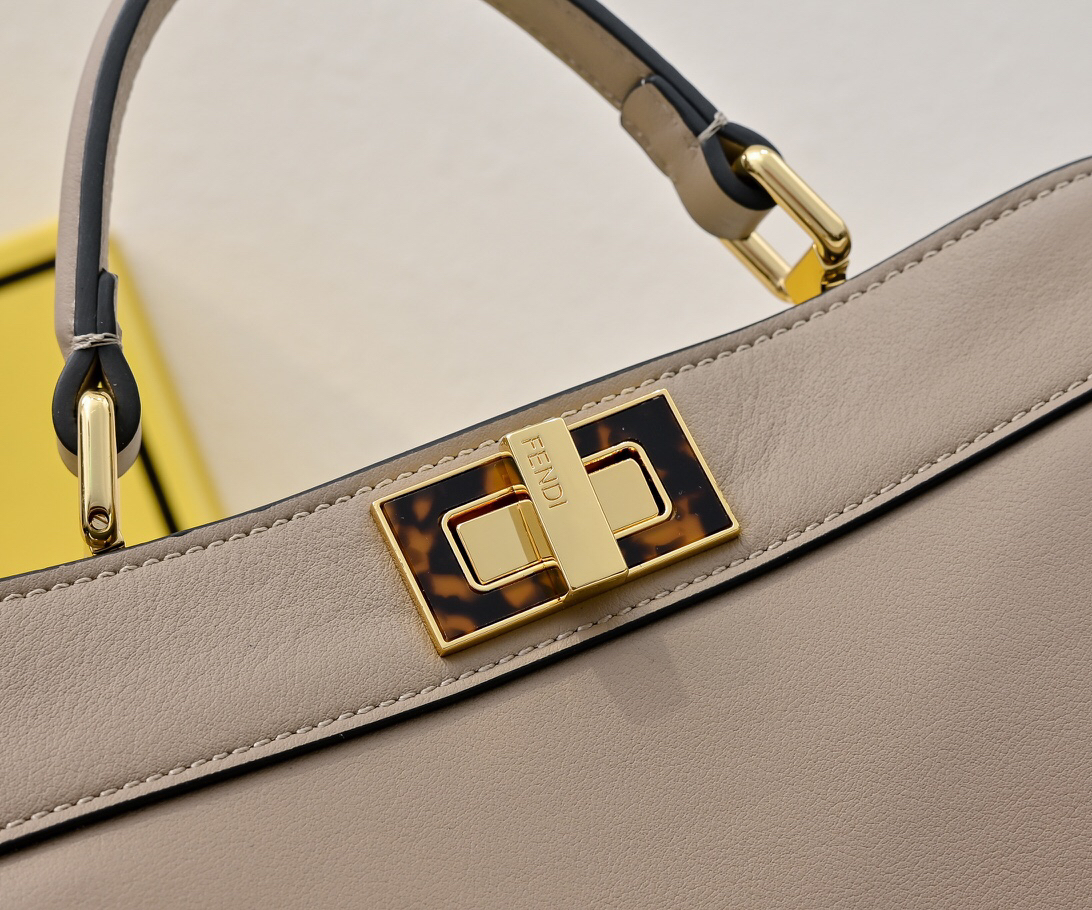 フェンディ「Fendi」Peekaboo ISeeU ミディアム ショルダーバッグ