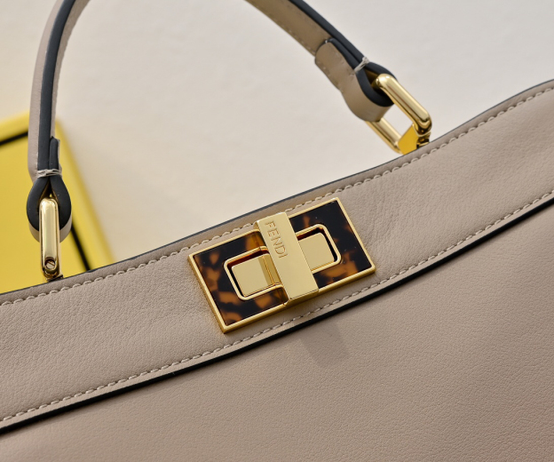 フェンディ「Fendi」Peekaboo ISeeU ミディアム ショルダーバッグ