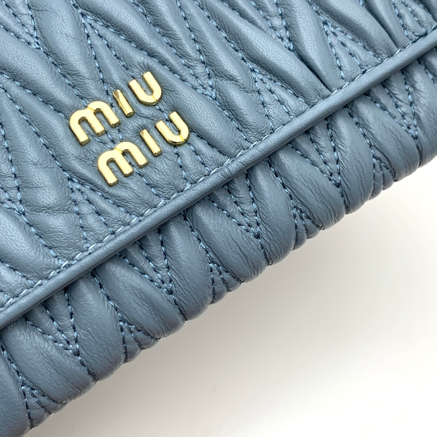 ミュウミュウ「Miu Miu」マテラッセレザー  折り長財布